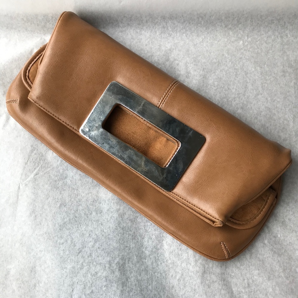 CHIC TAN CLUTCH/HANDLE BAG.